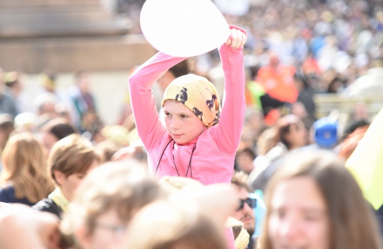 24 aprile 2016: Giubileo dei ragazzi messa con Papa Francesco in piazza San Pietro - bambina con palloncino