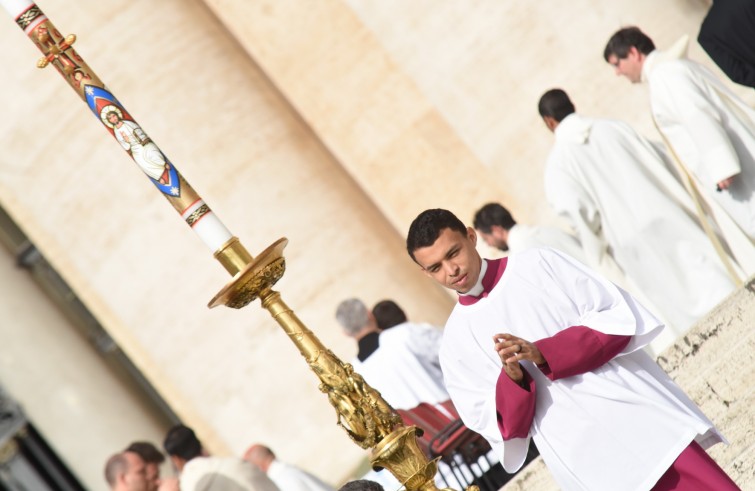 24 aprile 2016: Giubileo dei ragazzi messa con Papa Francesco in piazza San Pietro - cero