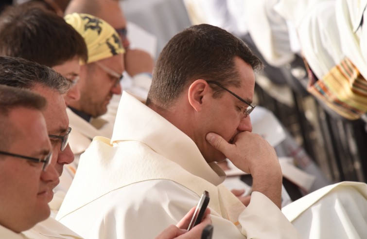 24 aprile 2016: Giubileo dei ragazzi messa con Papa Francesco in piazza San Pietro - sacerdote pensieroso, raccolto