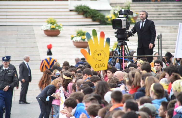 24 aprile 2016: Giubileo dei ragazzi messa con Papa Francesco in piazza San Pietro - mano con ciao e smile