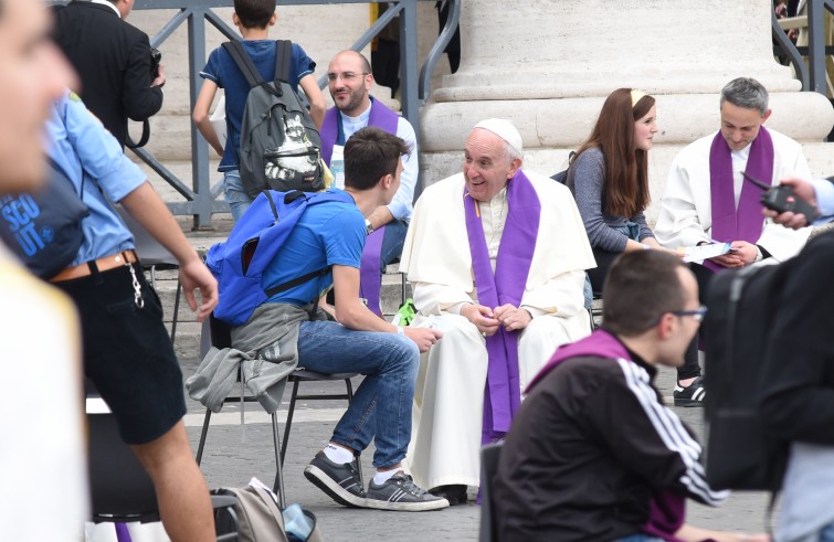 Vaticano, 23 aprile 2016: Giubileo dei Ragazzi - Papa Francesco in Piazza San Pietro confessa i giovani. Sacramento confessione, riconciliazione