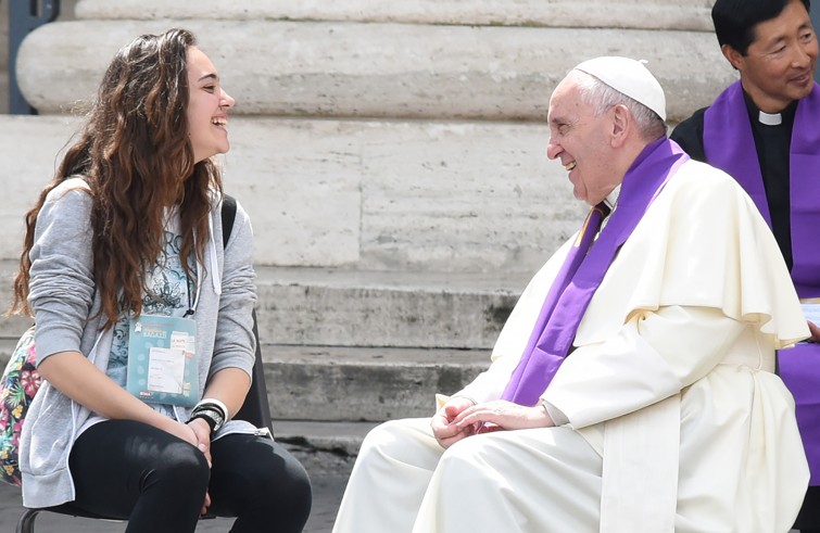 Vaticano, 23 aprile 2016: Giubileo dei Ragazzi - Papa Francesco in Piazza San Pietro confessa i giovani. Sacramento confessione, riconciliazione