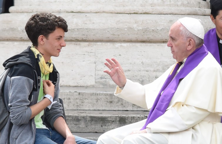 Vaticano, 23 aprile 2016: Giubileo dei Ragazzi - Papa Francesco in Piazza San Pietro confessa i giovani. confessione