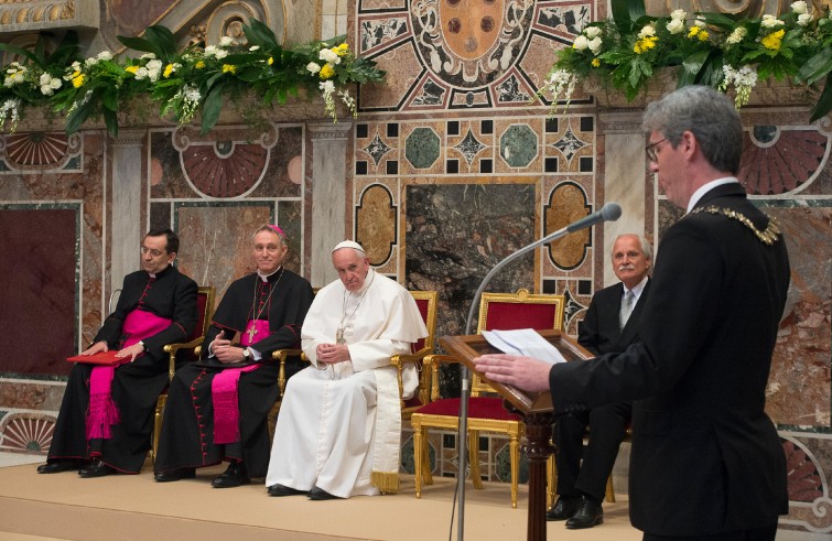 Papa Francesco riceve il Premio Carlo Magno (Vaticano, 6 maggio 2016)