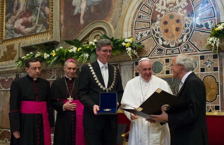 Papa Francesco riceve il Premio Carlo Magno (Vaticano, 6 maggio 2016)