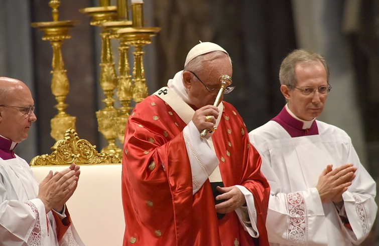 Basilica Vaticana, 15 maggio 2016: Messa domenica di Pentecoste con Papa Francesco - Papa Francesco si segna il capo con l'aspersore