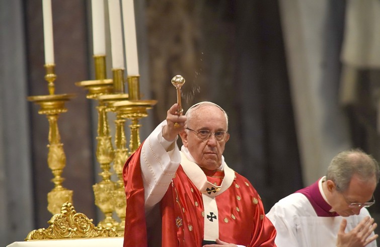 Basilica Vaticana, 15 maggio 2016: Messa domenica di Pentecoste con Papa Francesco - Papa Francesco asperge acqua santa con aspersore