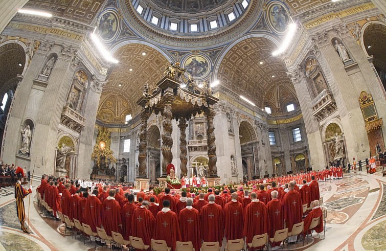 Basilica Vaticana, 15 maggio 2016: Messa domenica di Pentecoste con Papa Francesco - Panoramica con celebranti e guardia svizzera