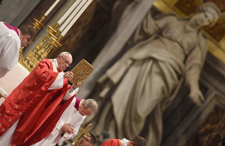 Basilica Vaticana, 15 maggio 2016: Messa domenica di Pentecoste con Papa Francesco - Papa Francesco benedice con Vangelo e statua Sant'Elena sullo sfondo