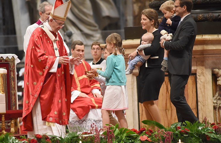 Basilica Vaticana, 15 maggio 2016: Messa domenica di Pentecoste con Papa Francesco - Papa Francesco saluta la famiglia De Branche