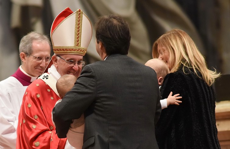 Basilica Vaticana, 15 maggio 2016: Messa domenica di Pentecoste con Papa Francesco - Papa Francesco saluta Barbara Potenza e Massimo Del Rossi con 3 figli gemelli