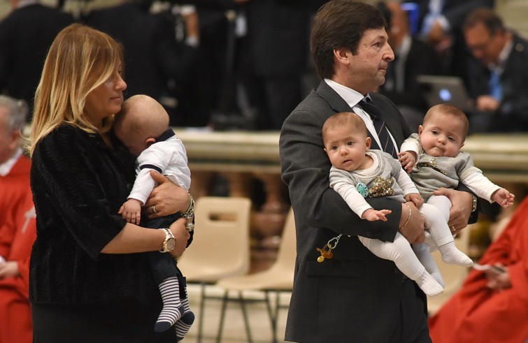 Basilica Vaticana, 15 maggio 2016: Messa domenica di Pentecoste con Papa Francesco - Barbara Potenza e Massimo Del Rossi con 3 figli gemelli