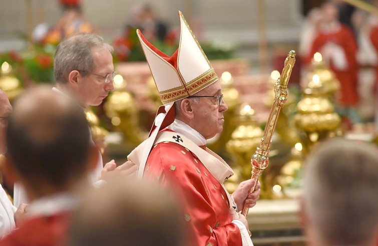 Basilica Vaticana, 15 maggio 2016: Messa domenica di Pentecoste con Papa Francesco - Papa Francesco con mitra e pastorale a croce