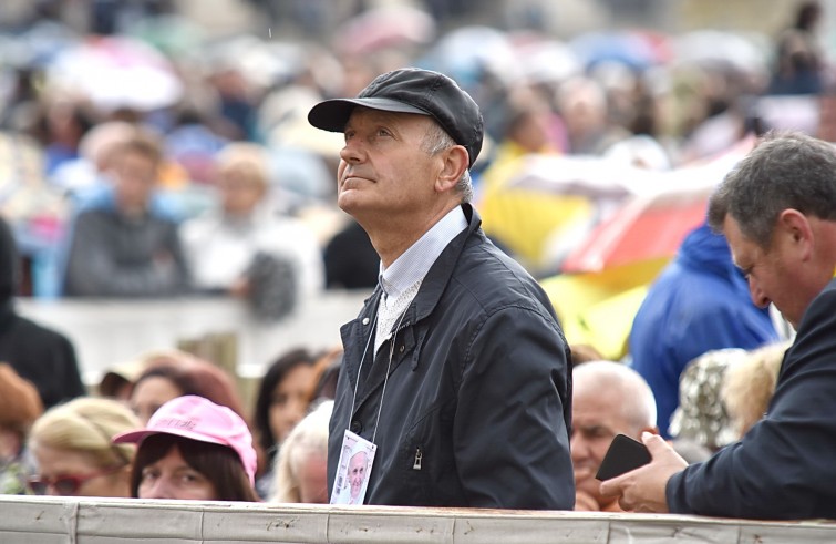 Piazza San Pietro, 14 maggio 2016: Udienza giubilare Papa Francesco - Fedele pensieroso