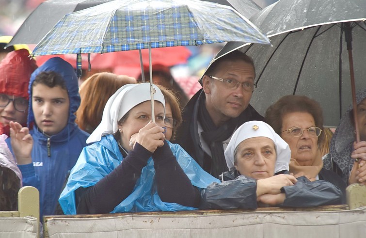 Piazza San Pietro, 14 maggio 2016: Udienza giubilare Papa Francesco - Damine Unitalsi sotto la pioggia