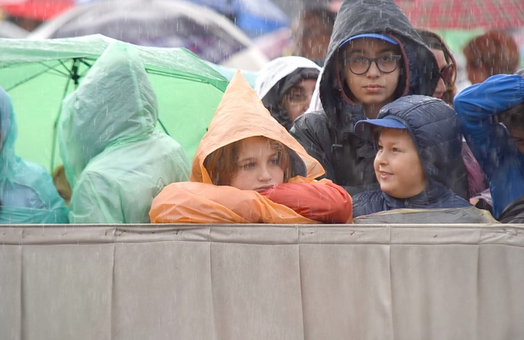 Piazza San Pietro, 14 maggio 2016: Udienza giubilare Papa Francesco - Bambini sotto la pioggia