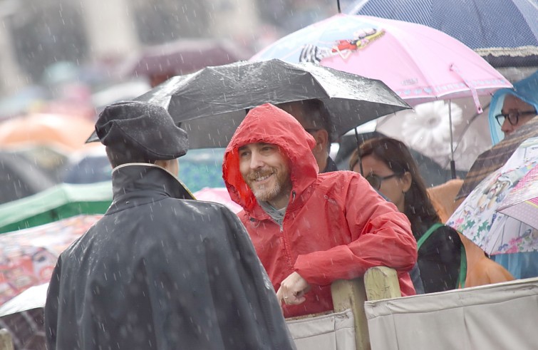 Piazza San Pietro, 14 maggio 2016: Udienza giubilare Papa Francesco - Guardia svizzera e fedele sotto la pioggia