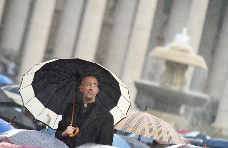 Piazza San Pietro, 14 maggio 2016: Udienza giubilare Papa Francesco - Sacerdote guarda la pioggia da sotto l'ombrello