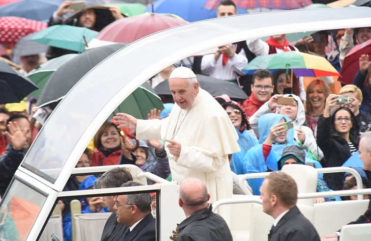 Piazza San Pietro, 14 maggio 2016: Udienza giubilare Papa Francesco - Papa Francesco saluta fedeli in piazza sotto ombrelli