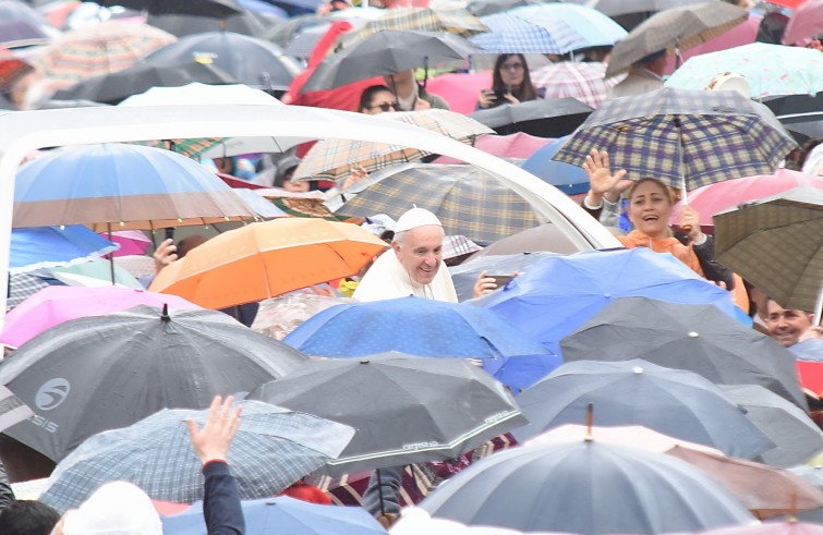 Piazza San Pietro, 14 maggio 2016: Udienza giubilare Papa Francesco - Papa Francesco saluta fedeli in piazza sotto ombrelli