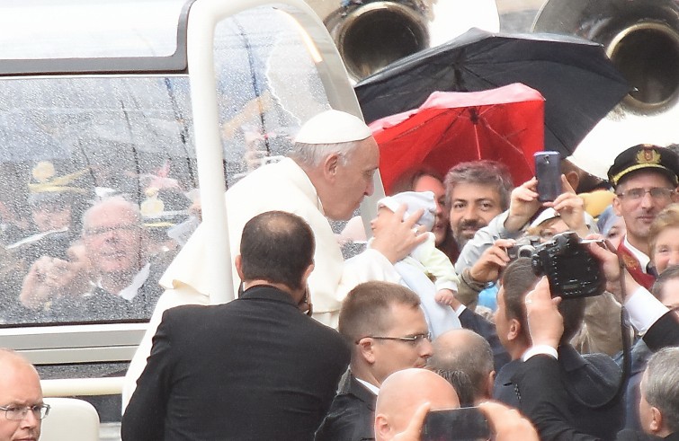 Piazza San Pietro, 14 maggio 2016: Udienza giubilare Papa Francesco - Papa Francesco saluta neonato