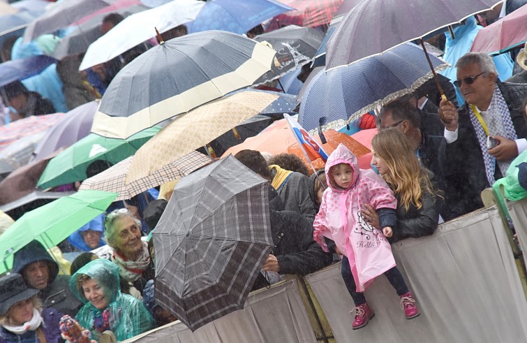 Piazza San Pietro, 14 maggio 2016: Udienza giubilare Papa Francesco - Bambina in piazza sotto la pioggia