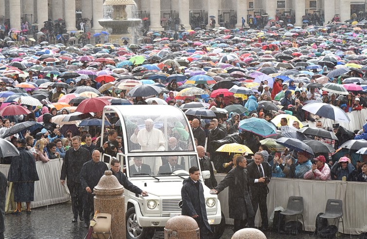 Piazza San Pietro, 14 maggio 2016: Udienza giubilare Papa Francesco - Papa Francesco su auto in piazza sotto la pioggia