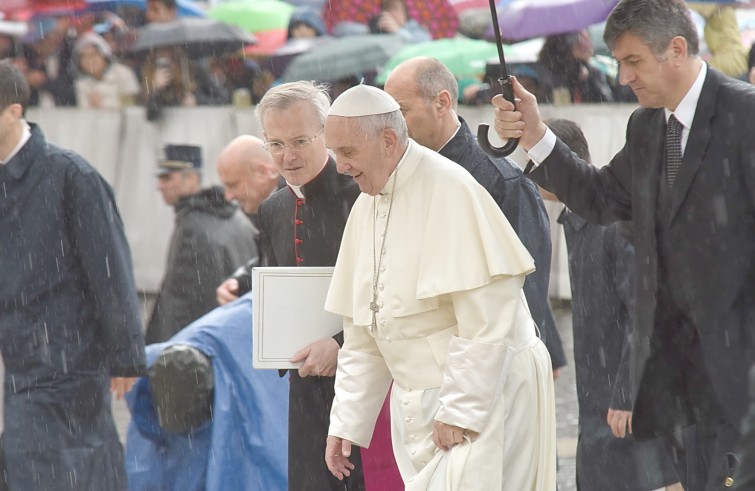 Piazza San Pietro, 14 maggio 2016: Udienza giubilare Papa Francesco - Papa Francesco sotto la pioggia