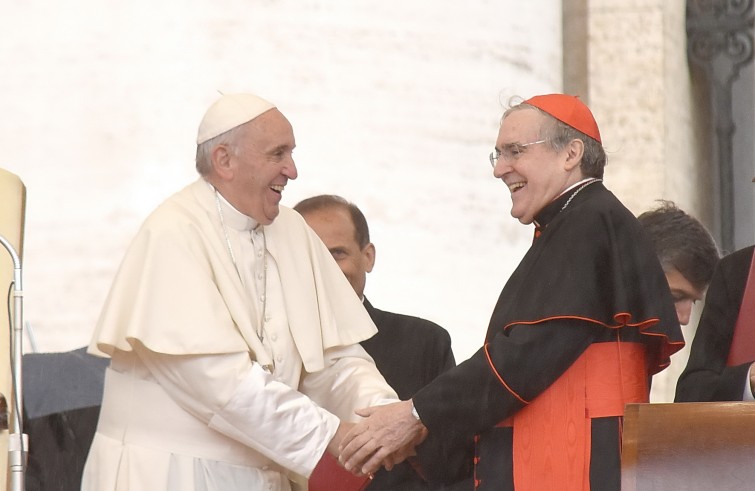 Piazza San Pietro, 14 maggio 2016: Udienza giubilare Papa Francesco - Papa Francesco ride con cardinale