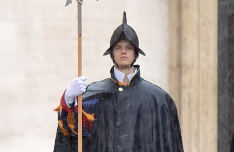 Piazza San Pietro, 14 maggio 2016: Udienza giubilare Papa Francesco - Guardia svizzera sotto la pioggia