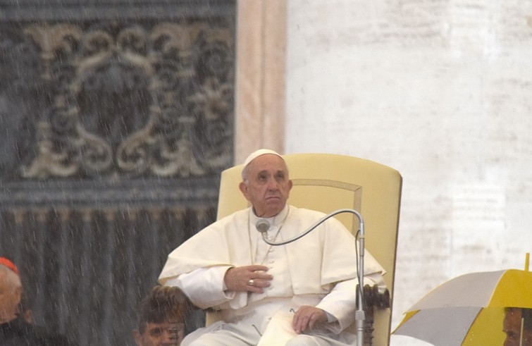 Piazza San Pietro, 14 maggio 2016: Udienza giubilare Papa Francesco - Papa Francesco guarda la pioggia