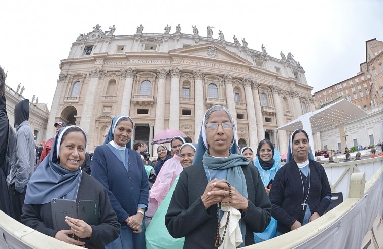 Piazza San Pietro, 14 maggio 2016: Udienza giubilare Papa Francesco - Suore pregano