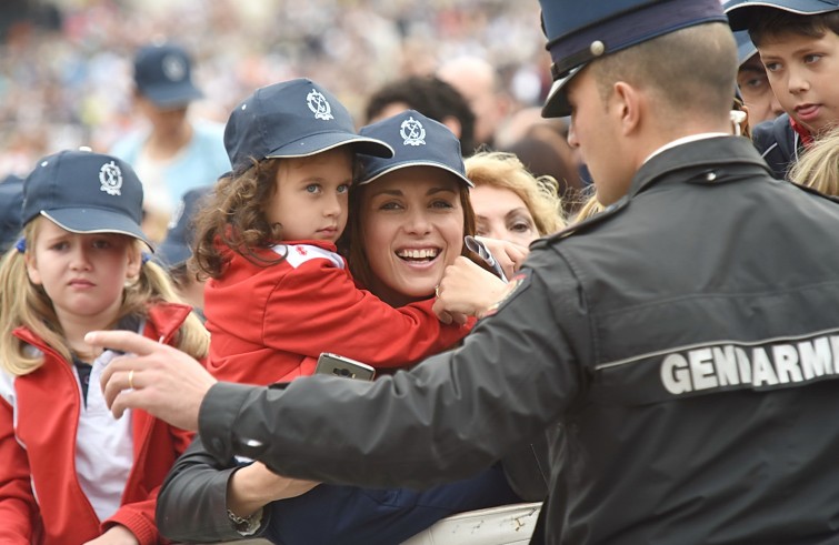 Piazza San Pietro, 11 maggio 2016: Udienza generale Papa Francesco - Bambina con la mamma e il gendarme