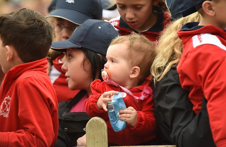 Piazza San Pietro, 11 maggio 2016: Udienza generale Papa Francesco - Bambina con la mamma