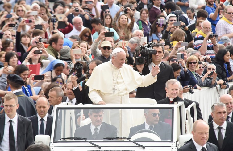 Piazza San Pietro, 11 maggio 2016: Udienza generale Papa Francesco - Papa Francesco su auto