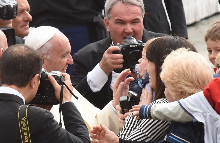 Piazza San Pietro, 11 maggio 2016: Udienza generale Papa Francesco - Papa Francesco saluta bambino che piange