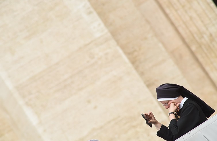 Piazza San Pietro, 11 maggio 2016: Udienza generale Papa Francesco - Suora con cellulare