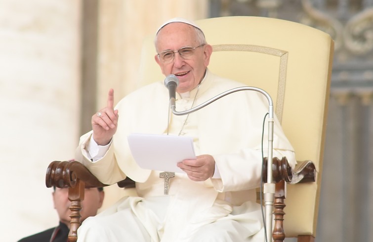 Piazza San Pietro, 11 maggio 2016: Udienza generale Papa Francesco - Papa Francesco con dito indice alzato