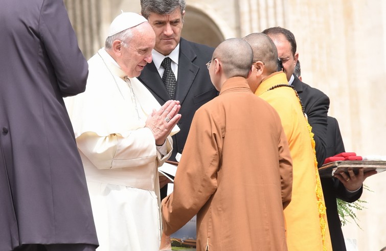 Piazza San Pietro, 11 maggio 2016: Udienza generale Papa Francesco - Papa Francesco saluta religiosi