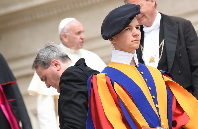 Piazza San Pietro, 11 maggio 2016: Udienza generale Papa Francesco - Guardia svizzera e Papa Francesco