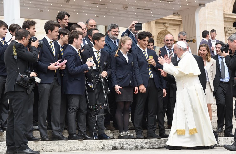 Piazza San Pietro, 11 maggio 2016: Udienza generale Papa Francesco - Papa Francesco con gruppo Istituto Massimo di Roma