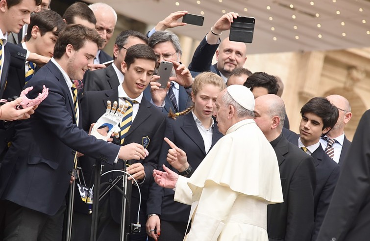 Piazza San Pietro, 11 maggio 2016: Udienza generale Papa Francesco - Papa Francesco con gruppo Istituto Massimo di Roma