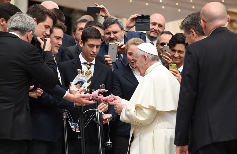 Piazza San Pietro, 11 maggio 2016: Udienza generale Papa Francesco - Papa Francesco con gruppo Istituto Massimo di Roma