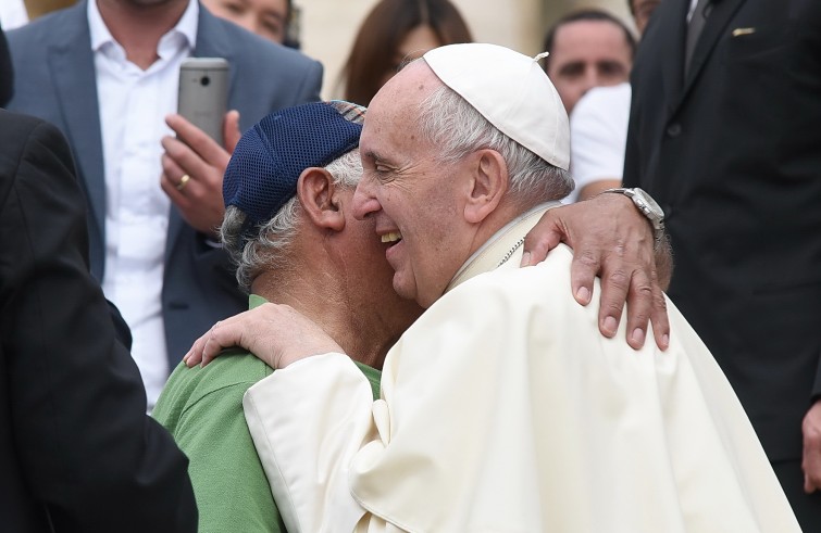 Piazza San Pietro, 11 maggio 2016: Udienza generale Papa Francesco - Papa Francesco con gruppo Transilvania - Ungheria