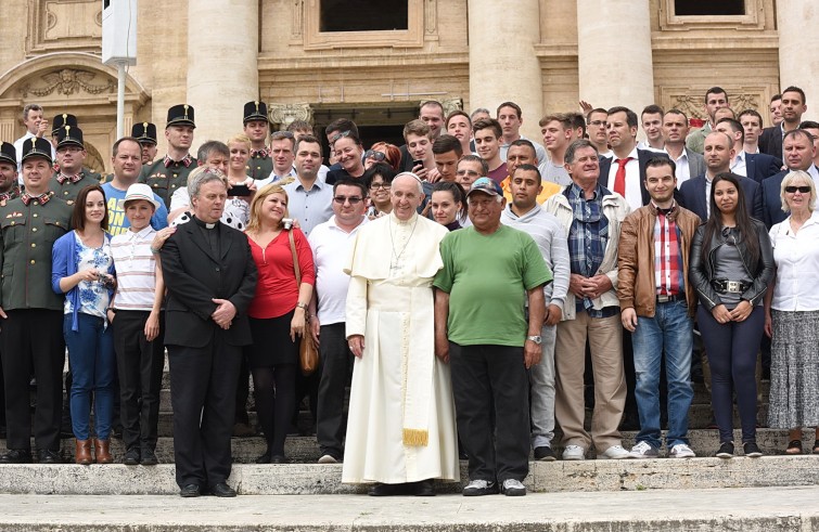 Piazza San Pietro, 11 maggio 2016: Udienza generale Papa Francesco - Papa Francesco con gruppo Transilvania - Ungheria