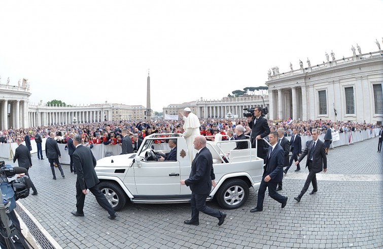 Piazza San Pietro, 11 maggio 2016: Udienza generale Papa Francesco - Papa Francesco in Piazza San Pietro