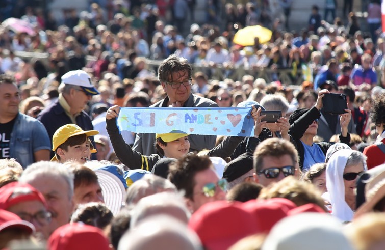 Piazza San Pietro, 18 maggio 2016: Udienza generale Papa Francesco - Ragazzo con striscione per Papa