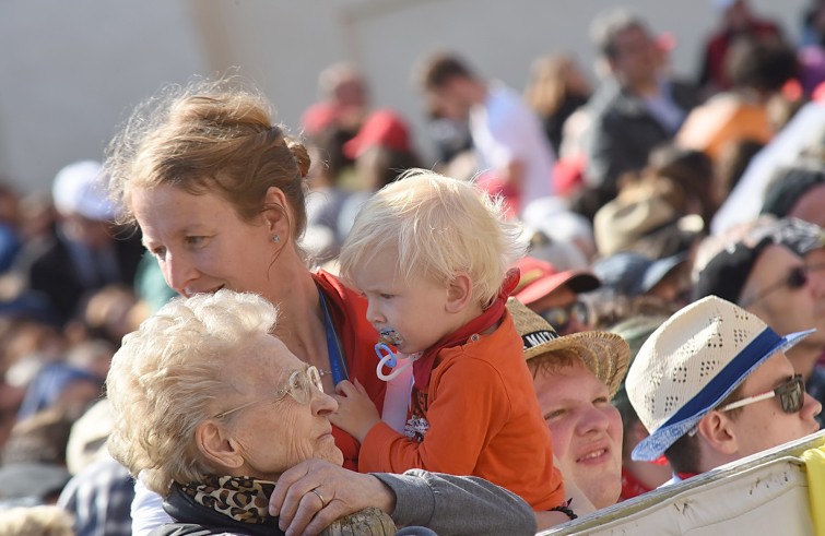 Piazza San Pietro, 18 maggio 2016: Udienza generale Papa Francesco - Nonna, mamma e nipotino