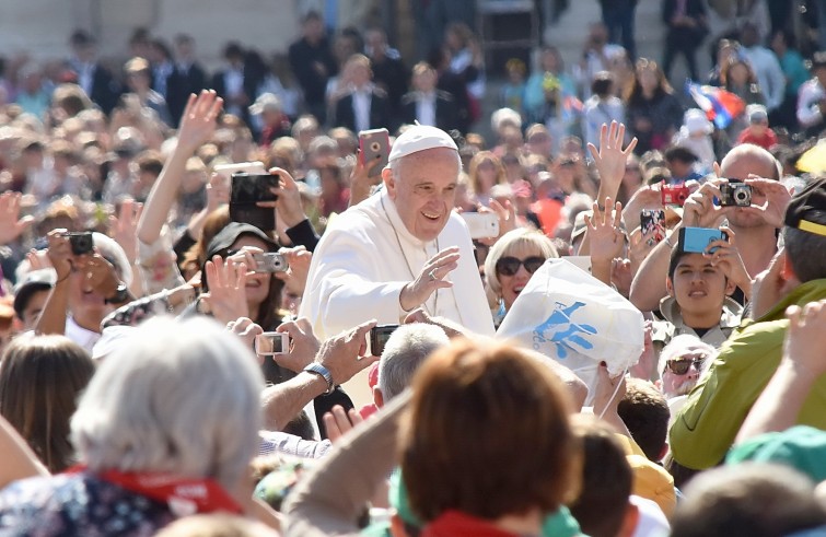 Piazza San Pietro, 18 maggio 2016: Udienza generale Papa Francesco - Papa Francesco saluta fedeli