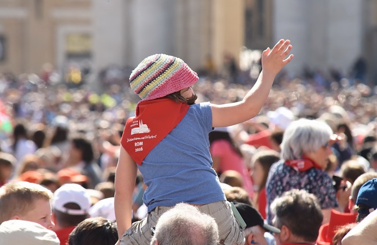 Piazza San Pietro, 18 maggio 2016: Udienza generale Papa Francesco - Bambina saluta la piazza